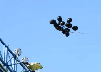 Συγκλονιστικές στιγμές στο γήπεδο του Αγρινίου, όπου τιμήθηκαν τα θύματα των Τεμπών /57 μαύρα μπαλόνια και η αφιέρωση του Καρέλη