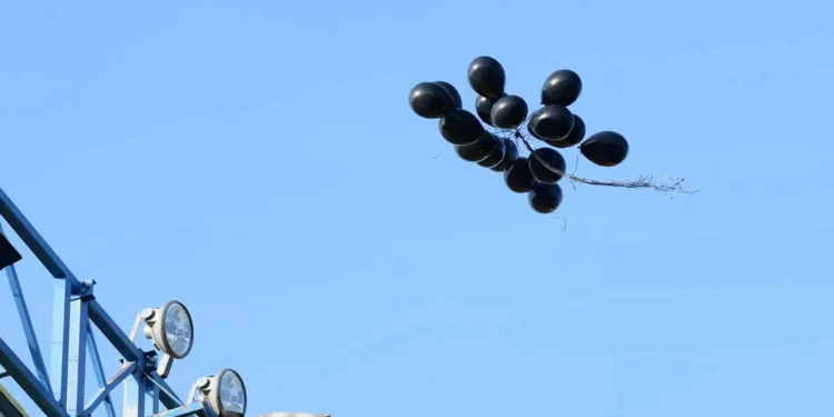 Συγκλονιστικές στιγμές στο γήπεδο του Αγρινίου, όπου τιμήθηκαν τα θύματα των Τεμπών /57 μαύρα μπαλόνια και η αφιέρωση του Καρέλη