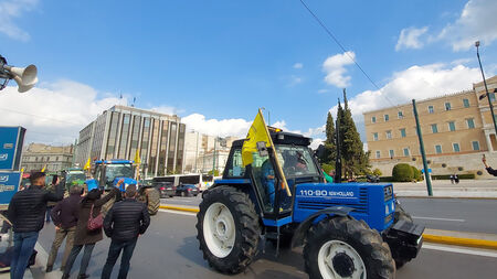 Στο Σύνταγμα έφτασαν τα πρώτα αγροτών