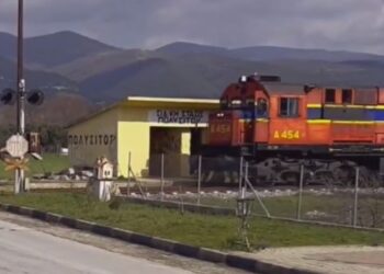 Ξάνθη: Οδηγός τρένου σταματά σε αφύλακτη διάβαση και κατεβαίνει να ελέγξει για αυτοκίνητα