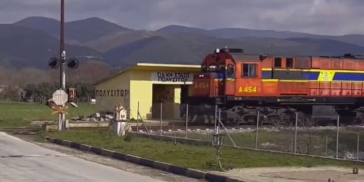 Ξάνθη: Οδηγός τρένου σταματά σε αφύλακτη διάβαση και κατεβαίνει να ελέγξει για αυτοκίνητα