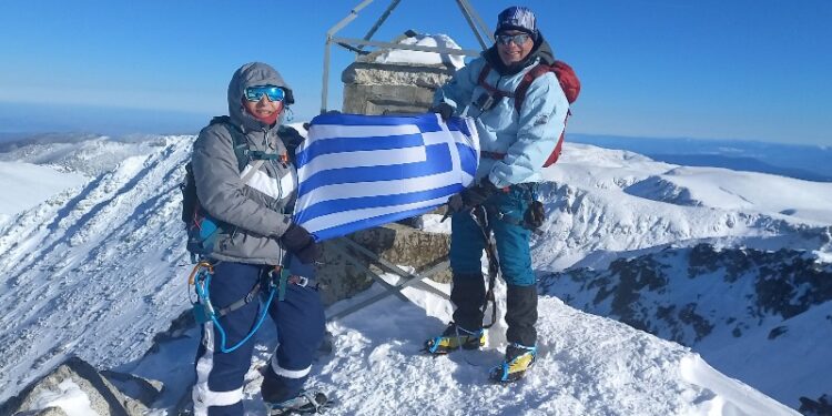 Στην ψηλότερη κορυφή των Βαλκανίων ο Αμφιλοχιώτης ορειβάτης Αλ. Ζαβιτσάνος μαζί με την Κορίνα! (φωτό & βίντεο)
