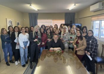 Γέμισε γυναίκες το γραφείο του δημάρχου Μεσολογγίου, Σπ. Διαμαντόπουλου