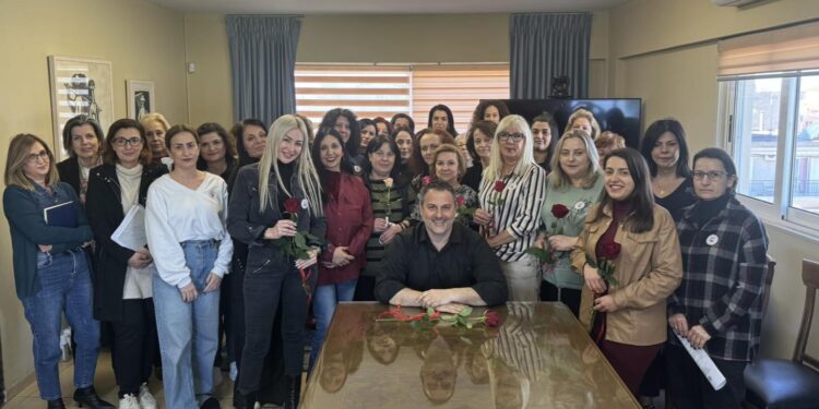 Γέμισε γυναίκες το γραφείο του δημάρχου Μεσολογγίου, Σπ. Διαμαντόπουλου