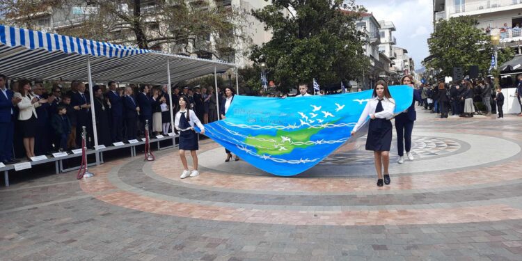 Mε λαμπρότητα γιορτάζεται η 25η Μαρτίου στο Αγρίνιο – Με παλμό και υπερηφάνεια η παρέλαση