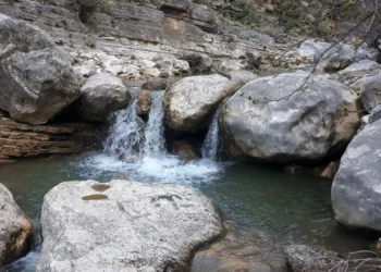 Αιτωλοακαρνανία: Το άγνωστο φαράγγι με τον θεαματικό καταρράκτη