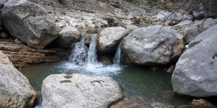 Αιτωλοακαρνανία: Το άγνωστο φαράγγι με τον θεαματικό καταρράκτη