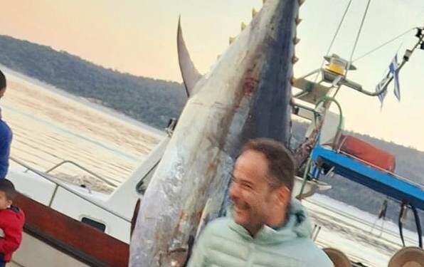 Αστακός| Απίθανη ψαριά με «θηρίο» τόνο, 458 κιλών!(βιντεο)