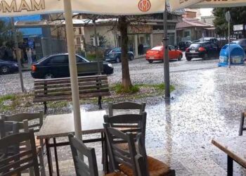 Τσικνοπέμπτη: Ισχυρή χαλαζόπτωση στο Αγρίνιο-μπήκαν μέσα για λίγο οι ψησταριές!