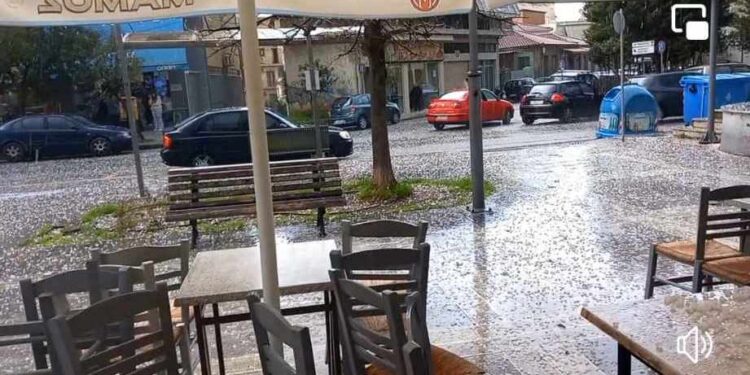 Τσικνοπέμπτη: Ισχυρή χαλαζόπτωση στο Αγρίνιο-μπήκαν μέσα για λίγο οι ψησταριές!