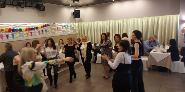 Ο χορός του Πολιτιστικού Συλλόγου Περδικακιωτών Αιτωλοακαρνανίας ” Η Αγία Παρασκευή “