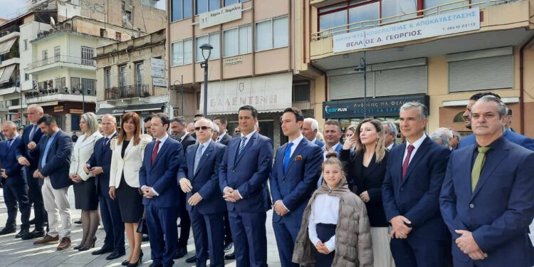 Αγρίνιο|κατάθεση στεφάνων στο Μνημείο των Πεσόντων στην Πλατεία Μαρίας Δημάδη(φωτο)