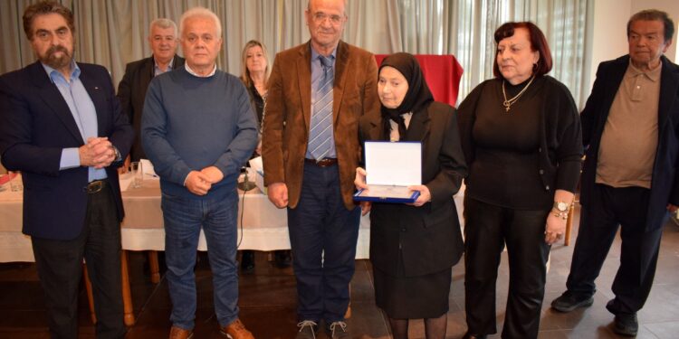 Βράβευση της Αθηνάς Παπαχρήστου στο πλαίσιο της Γενικής Συνέλευσης Συνταξιούχων ΟΤΕ Αιτωλ/νίας-Λευκάδας