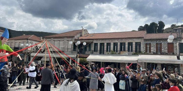 Θέρμο: Η καρναβαλική διάθεση κυριάρχησε στα σημερινά Αποκριάτικα Δρώμενα