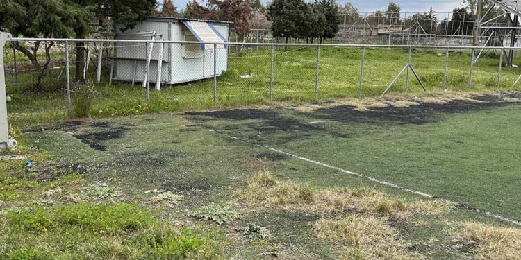 Μεσολόγγι: Εικόνες ντροπής από το Ενωσιακό Γήπεδο Ποδοσφαίρου – «Επικίνδυνο για αγώνες» (φωτο)