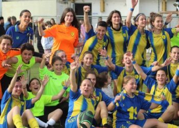 Η ομάδα γυναικών του Παναιτωλικού, πανηγυρίζει την άνοδο στην Β’ Εθνική 