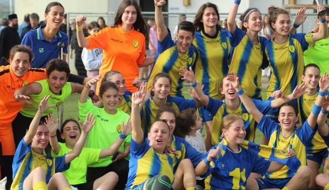 Η ομάδα γυναικών του Παναιτωλικού, πανηγυρίζει την άνοδο στην Β’ Εθνική