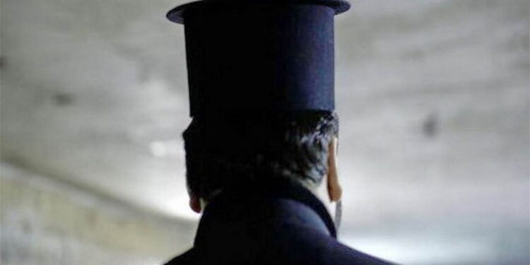 Αιτωλοακαρνάνας ιερέας επιτέθηκε στην εν διαστάσει σύζυγό του μέσα σε δικαστήριο – Στο νοσοκομείο η ίδια και το παιδί τους