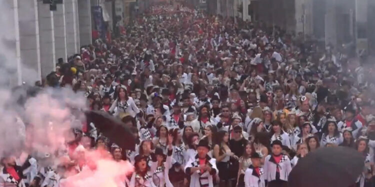 live-Πάτρα| νυχτερινή ποδαράτη Παρέλαση