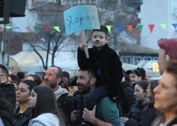 Πλήθος κόσμου στο Αμφιλοχιώτικο καρναβάλι και στο παραδοσιακό γλέντι με τη Γωγώ Τσαμπά