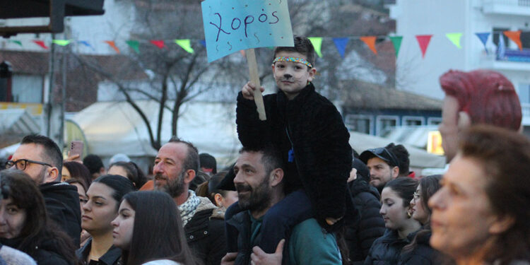 Πλήθος κόσμου στο Αμφιλοχιώτικο καρναβάλι και στο παραδοσιακό γλέντι με τη Γωγώ Τσαμπά