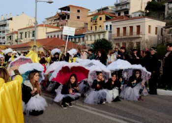 Πλήθος κόσμου στο Αμφιλοχιώτικο καρναβάλι και στο παραδοσιακό γλέντι με τη Γωγώ Τσαμπά