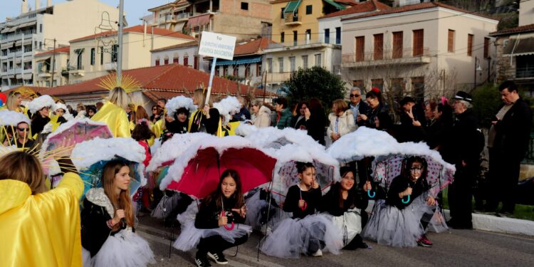Πλήθος κόσμου στο Αμφιλοχιώτικο καρναβάλι και στο παραδοσιακό γλέντι με τη Γωγώ Τσαμπά