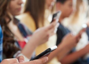 Εκτός σχολικών αιθουσών τα κινητά τηλέφωνα – Ποιες οι ποινές για τους παραβάτες