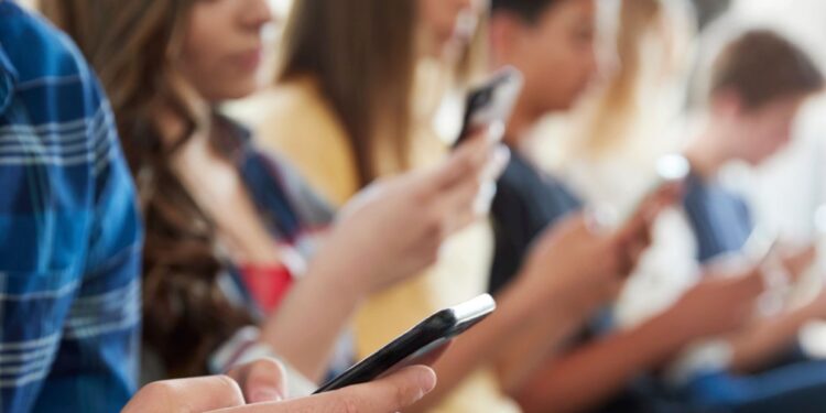 Εκτός σχολικών αιθουσών τα κινητά τηλέφωνα – Ποιες οι ποινές για τους παραβάτες