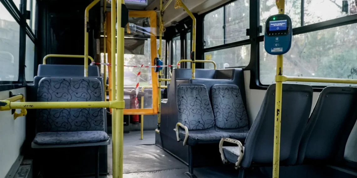 Αδιόρθωτοι: Αλλος ένας οδηγός λεωφορείου έκανε δρομολόγιο με το κινητό πάνω στο τιμόνι