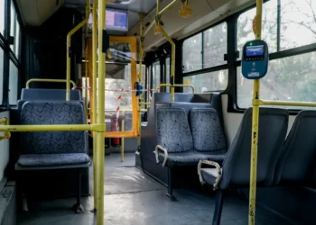 Αδιόρθωτοι: Αλλος ένας οδηγός λεωφορείου έκανε δρομολόγιο με το κινητό πάνω στο τιμόνι