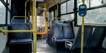 Αδιόρθωτοι: Αλλος ένας οδηγός λεωφορείου έκανε δρομολόγιο με το κινητό πάνω στο τιμόνι