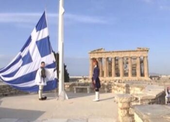 25η Μαρτίου: Δέος στην έπαρση της σημαίας στον Ιερό Βράχο της Ακρόπολης