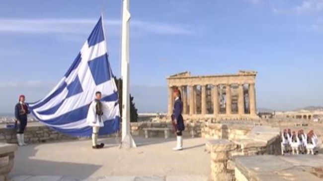 25η Μαρτίου: Δέος στην έπαρση της σημαίας στον Ιερό Βράχο της Ακρόπολης