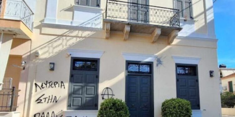 Μεσολόγγι: Επίθεση με μπογιές στο σπίτι του πρώην υπουργού Σπήλιου Λιβανού(ΦΩΤΟ)