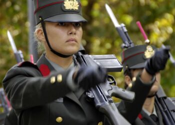 Εθελοντική στράτευση γυναικών εξετάζει το υπ. Άμυνας