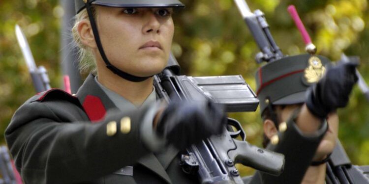 Εθελοντική στράτευση γυναικών εξετάζει το υπ. Άμυνας