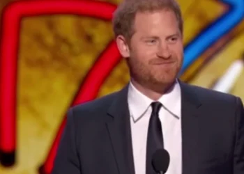 Πρίγκιπας Χάρι: Γυμνός στην πισίνα με στρίπερ αγκαλιά – Φωτογραφίες που “καίνε” τον σύζυγο της Μέγκαν Μαρκλ