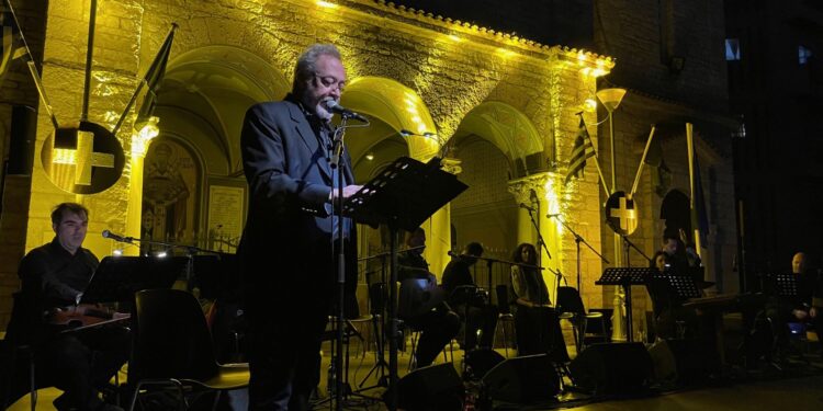 Συγκίνησε και καθήλωσε ο Γρηγόρης Βαλτινός στο «Αλωνάκι της Λευτεριάς» στο Μεσολόγγι