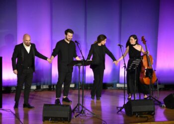 Συγκίνησε η μουσική παράσταση «Όποιος πεθάνει σήμερα, χίλιες φορές πεθαίνει»