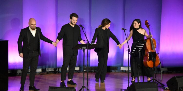 Συγκίνησε η μουσική παράσταση «Όποιος πεθάνει σήμερα, χίλιες φορές πεθαίνει»