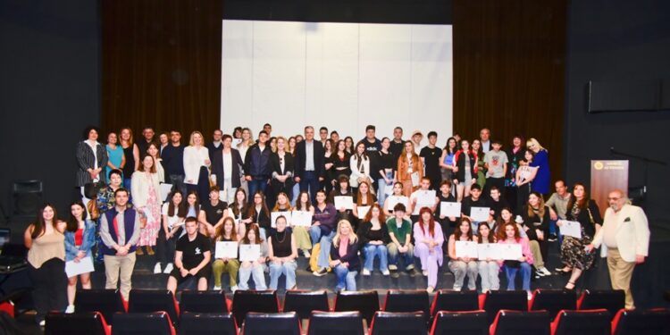 Αγρίνιο|Μέσα σε εορταστικό κλίμα η τελετή λήξης του 12ου Μαθητικού Φεστιβάλ Θεάτρου