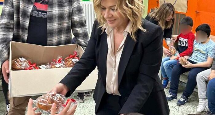 Χριστίνα Σταρακά: Μοίρασε τσουρέκια και ευχές στα παιδιά σχολείων του Αγρινίου ενόψει του Πάσχα