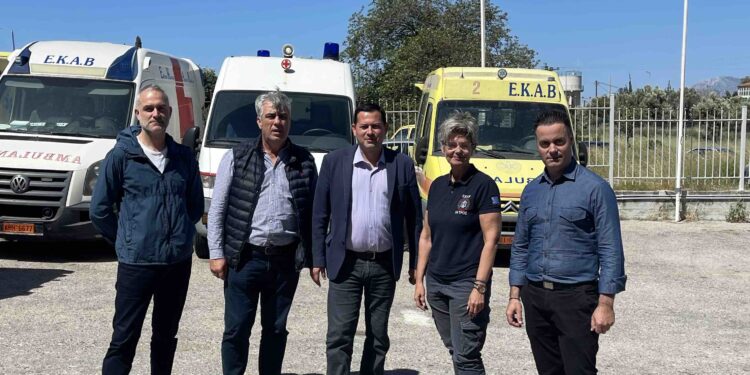 Στο επιχειρησιακό κέντρο του ΕΚΑΒ Δυτικής Ελλάδας, ο Αντιπεριφερειάρχης, Θ. Βασιλόπουλος