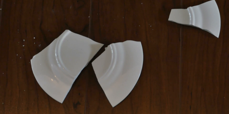 Σοκ στη Μακρυνεία: Γυναίκα χτύπησε  με πιάτο στο κεφάλι τον άνδρα της