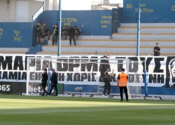 Πανό στήριξης στη Μαρία Καρυστιανού στο Παναιτωλικός-Βόλος