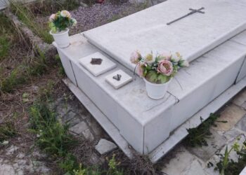 Αγρίνιο| Τους έχουν κατακλέψει στη Μεγάλη Χώρα|50 και πλέον καντήλια βούτηξαν από το κοιμητήριο