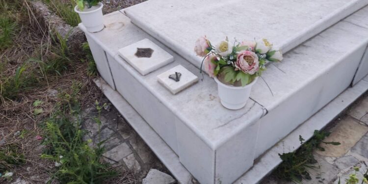 Αγρίνιο| Τους έχουν κατακλέψει στη Μεγάλη Χώρα|50 και πλέον καντήλια βούτηξαν από το κοιμητήριο