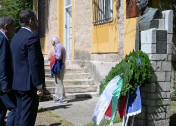 Στεφάνι Νίκου Ανδρουλάκη στην προτομή του Μεσολογγίτη ήρωα Σπ. Μουστακλή