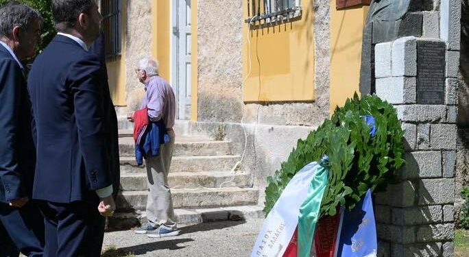 Στεφάνι Νίκου Ανδρουλάκη στην προτομή του Μεσολογγίτη ήρωα Σπ. Μουστακλή